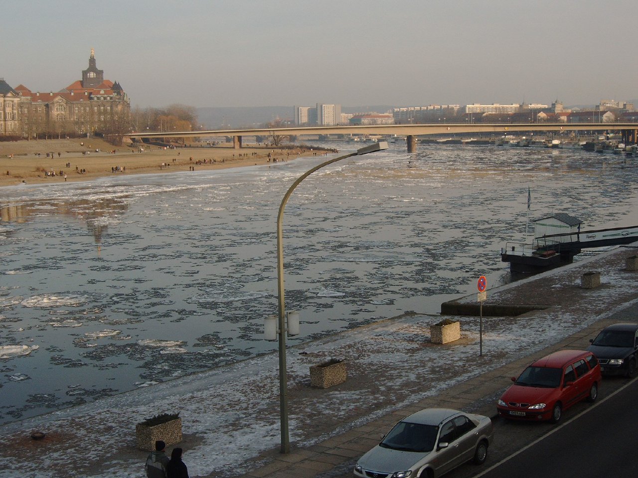 The Elbe with icebergs