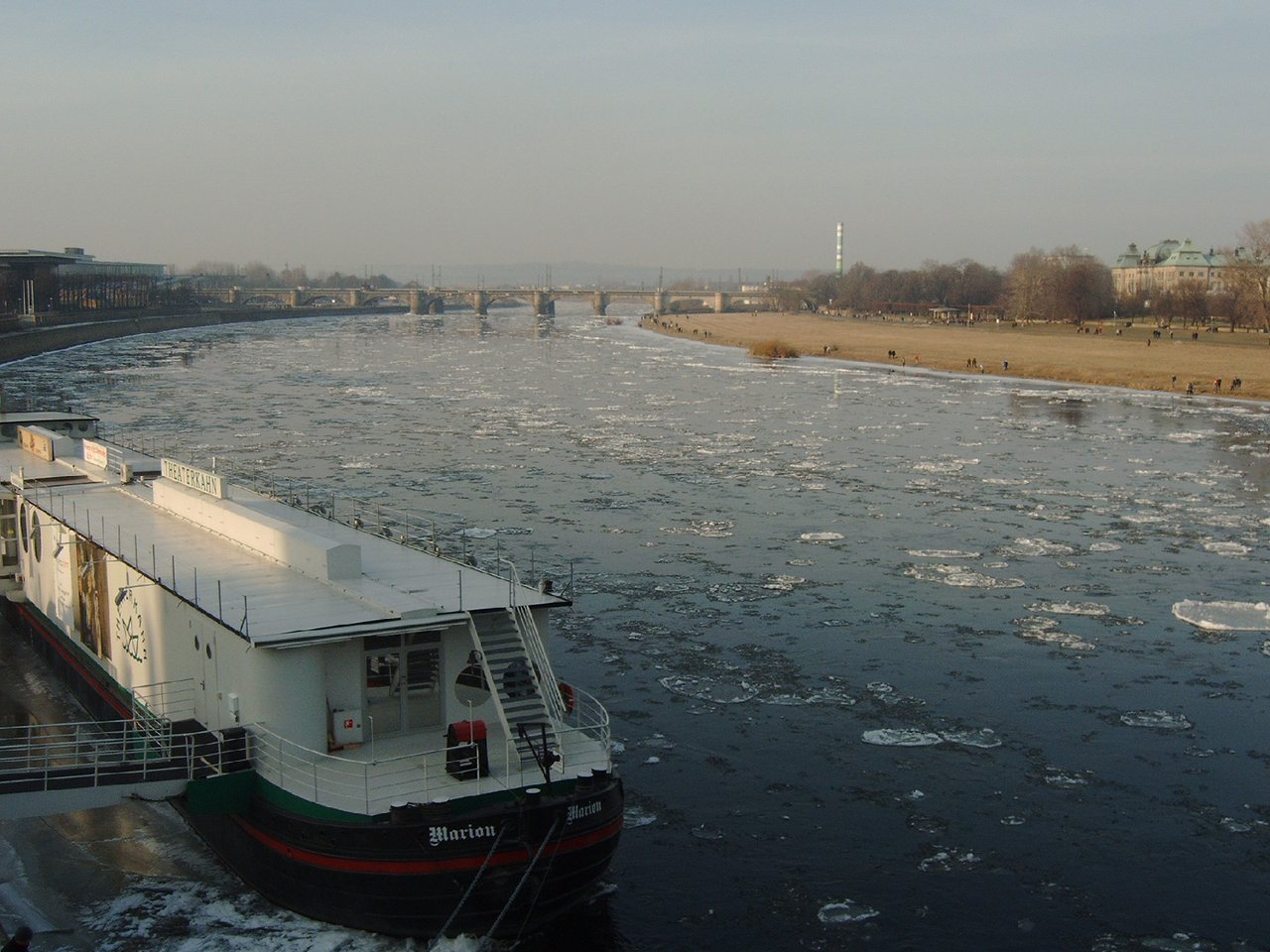The Elbe with icebergs