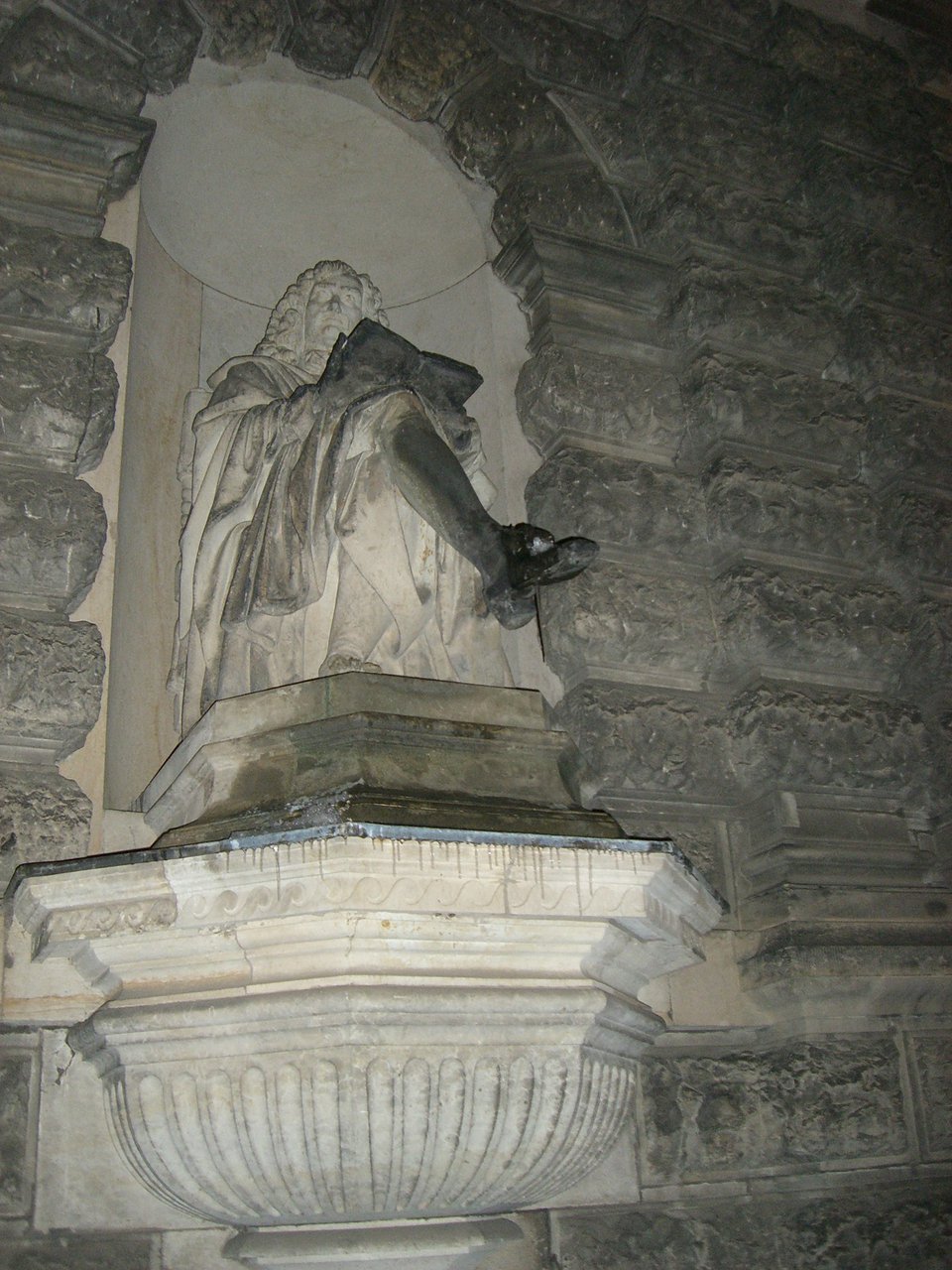 Molière with icicles