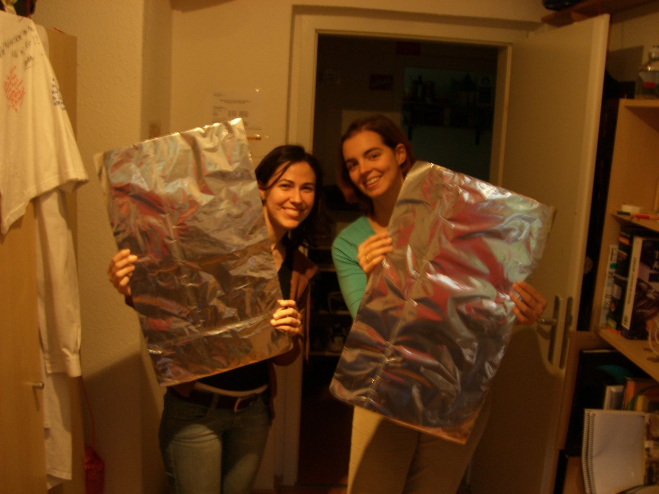 Las azafatas muestran las persianas desarrolladas