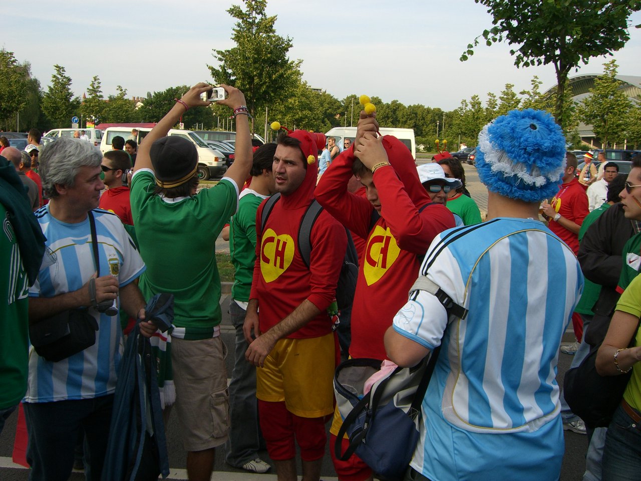 Aficionados mexicanos disfrazados del chapulín colorado