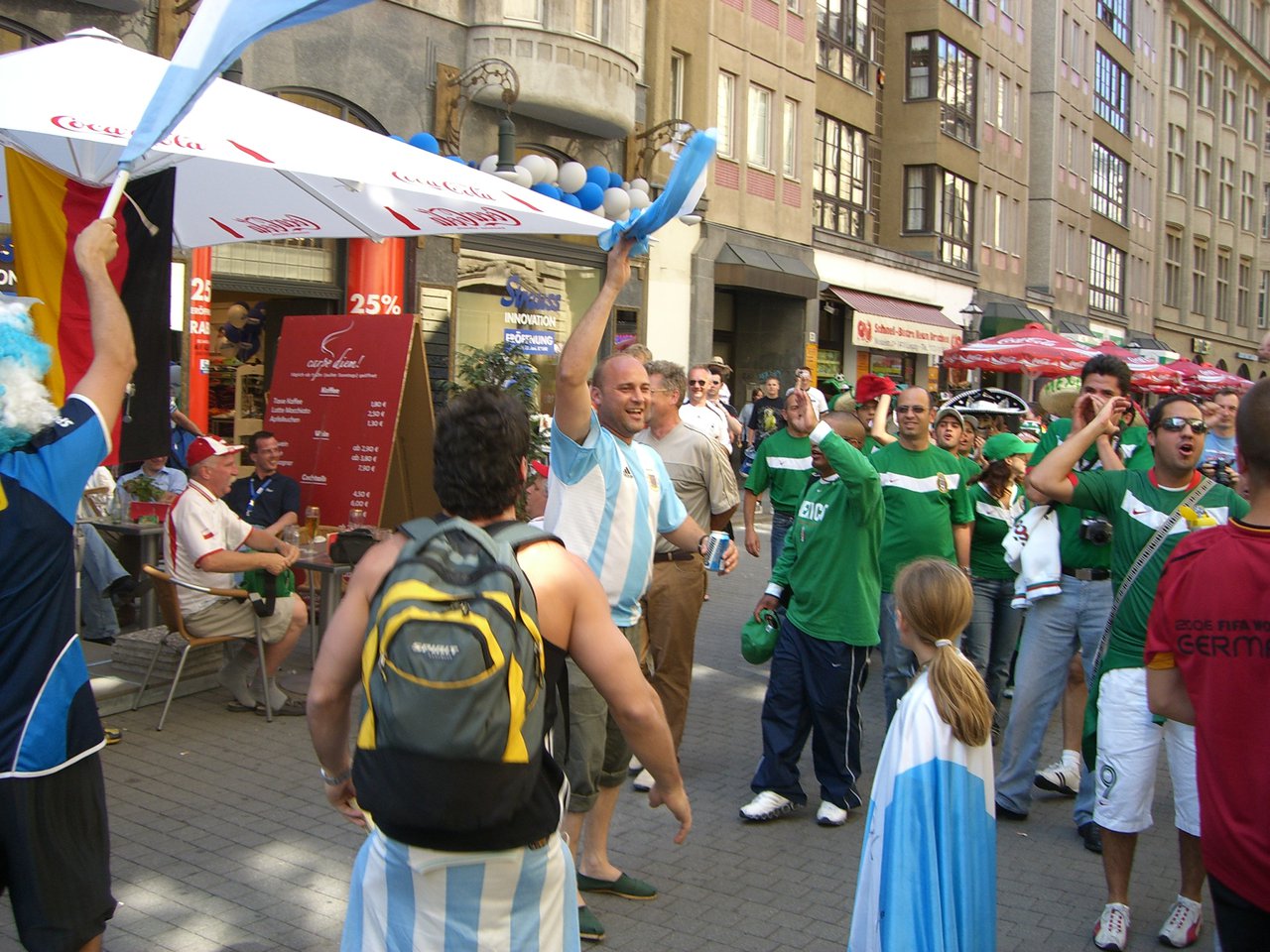 El amigo de Nacho provocando a los hinchas mexicanos