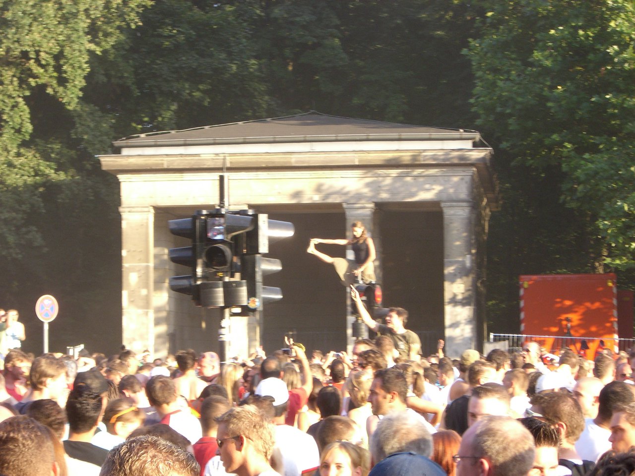 Equilibrismos sobre un semáforo