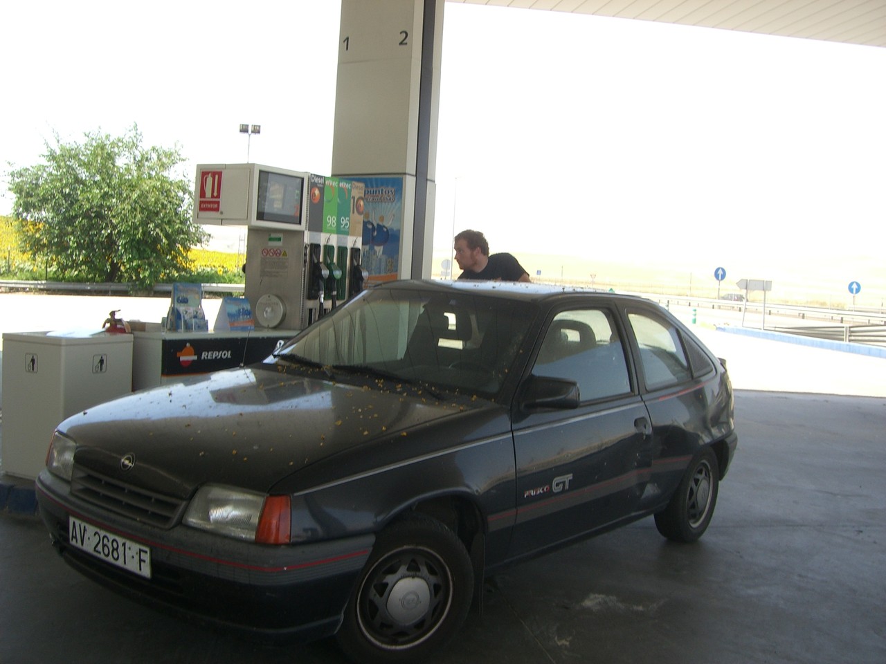 Una foto de este verano echando gasolina al Kadett, ojo a la matrícula de Ávila