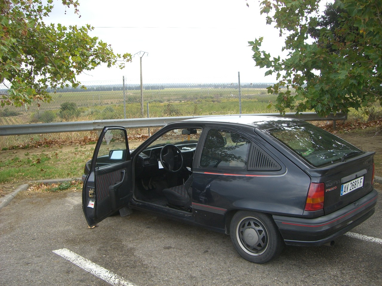 The car during a break, with the Pilar ribbon Héctor gave me