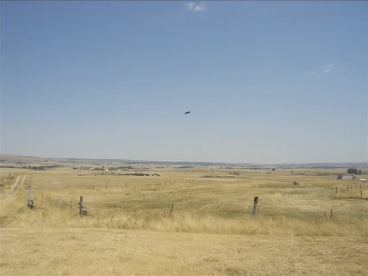 El globo perdiéndose en el cielo