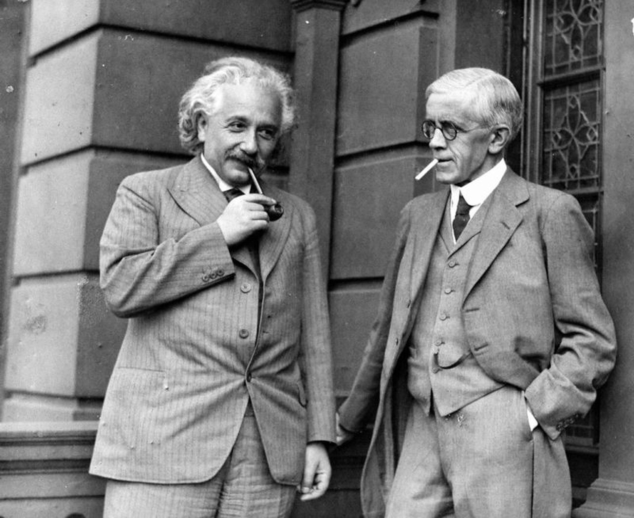 Einstein fumando junto a Archibald Young