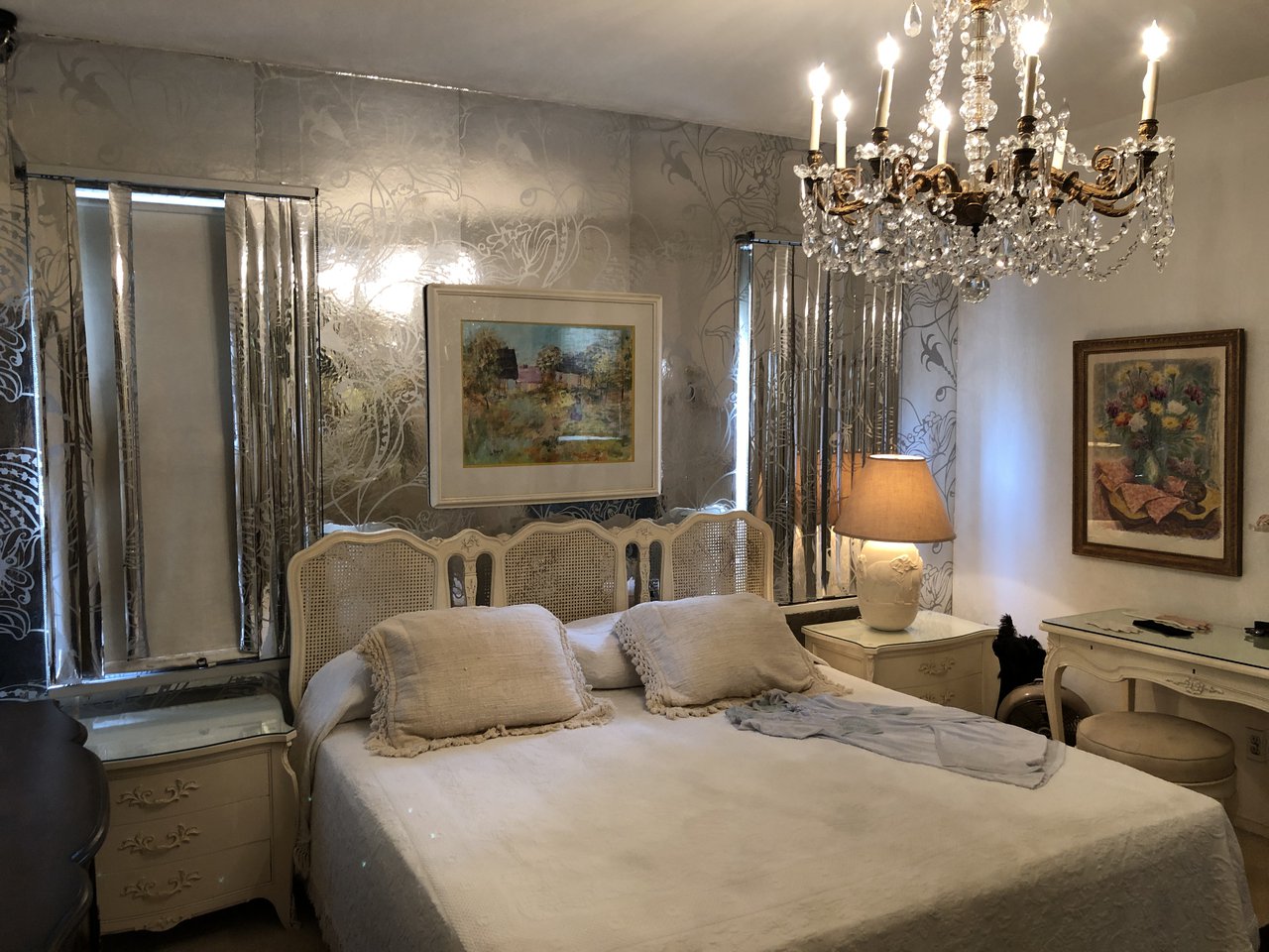 El otro lado de la habitación. Sobre la cama, el camisón de Lucille