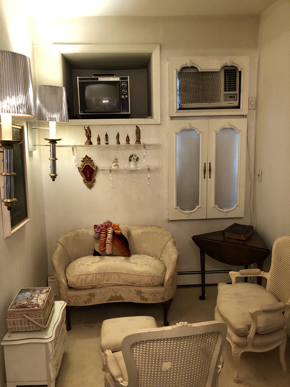 Su dormitorio, con su minitele, su muñeco sesentero y su cuadro de Cristo. ¿A quién no le recuerda
a la casa de sus abuelos?