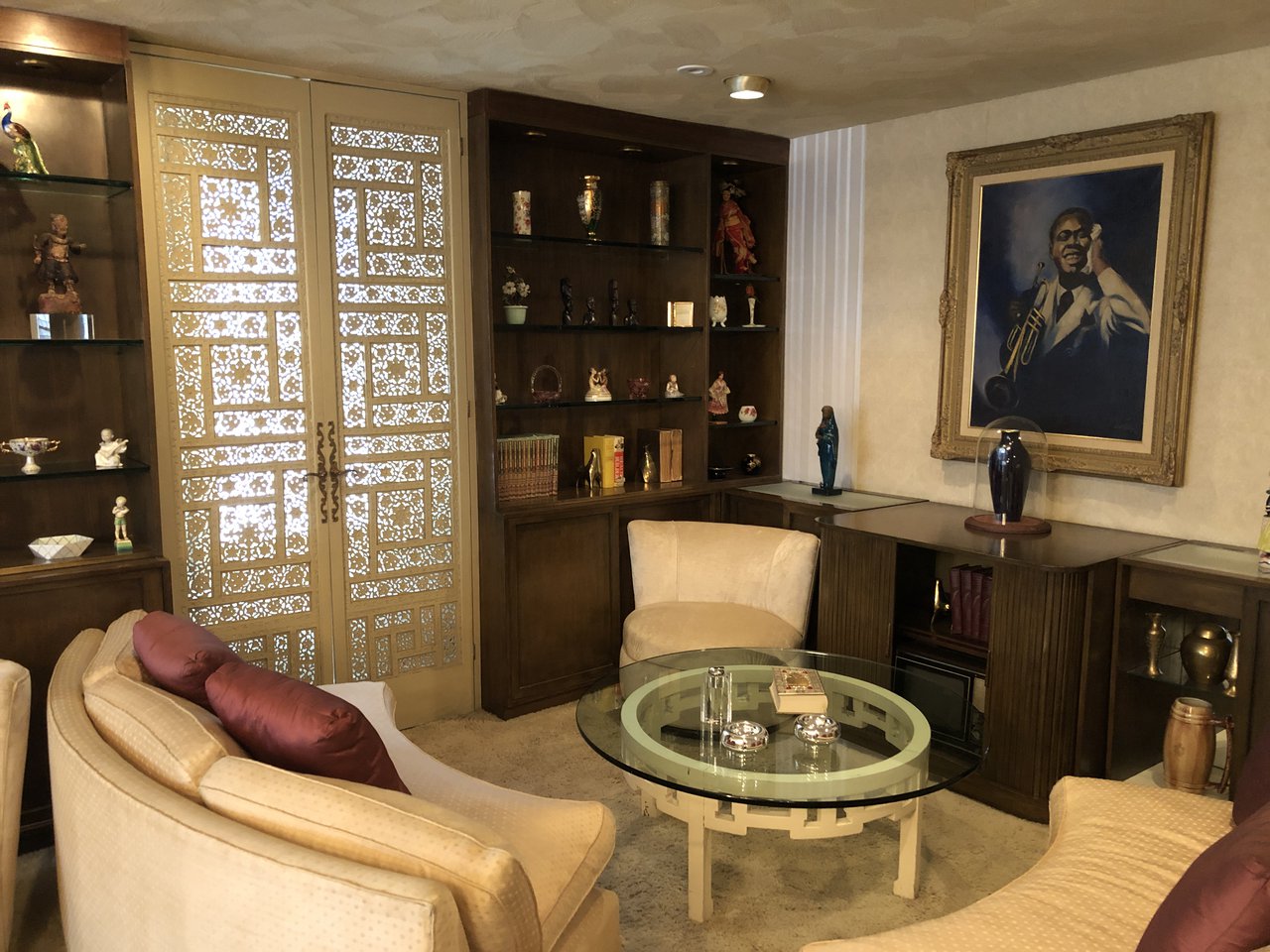 El salón (nos enseñaban fotos para demostrarnos que las decoraciones eran las originales)