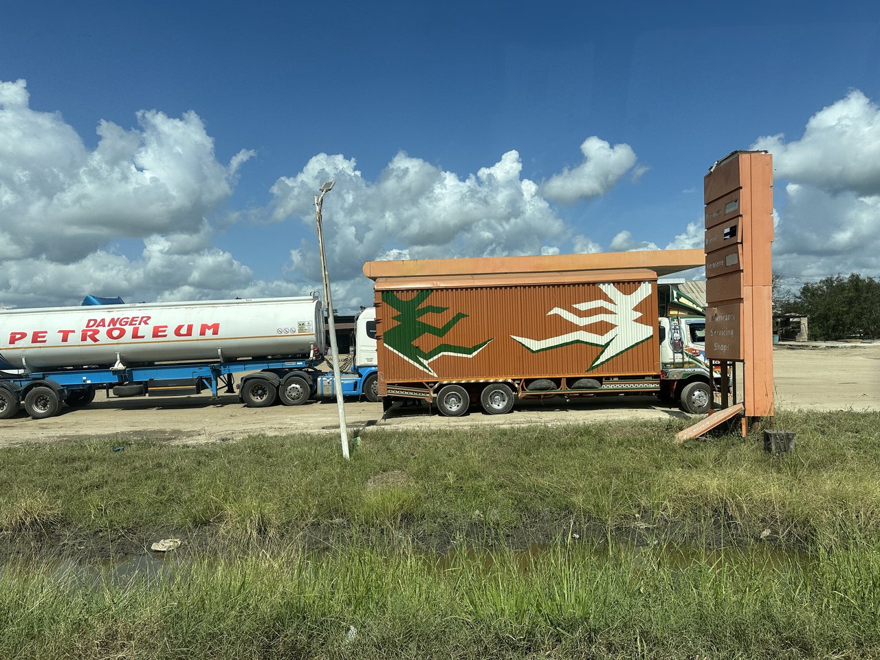 Camión muy bien decorado en la carretera