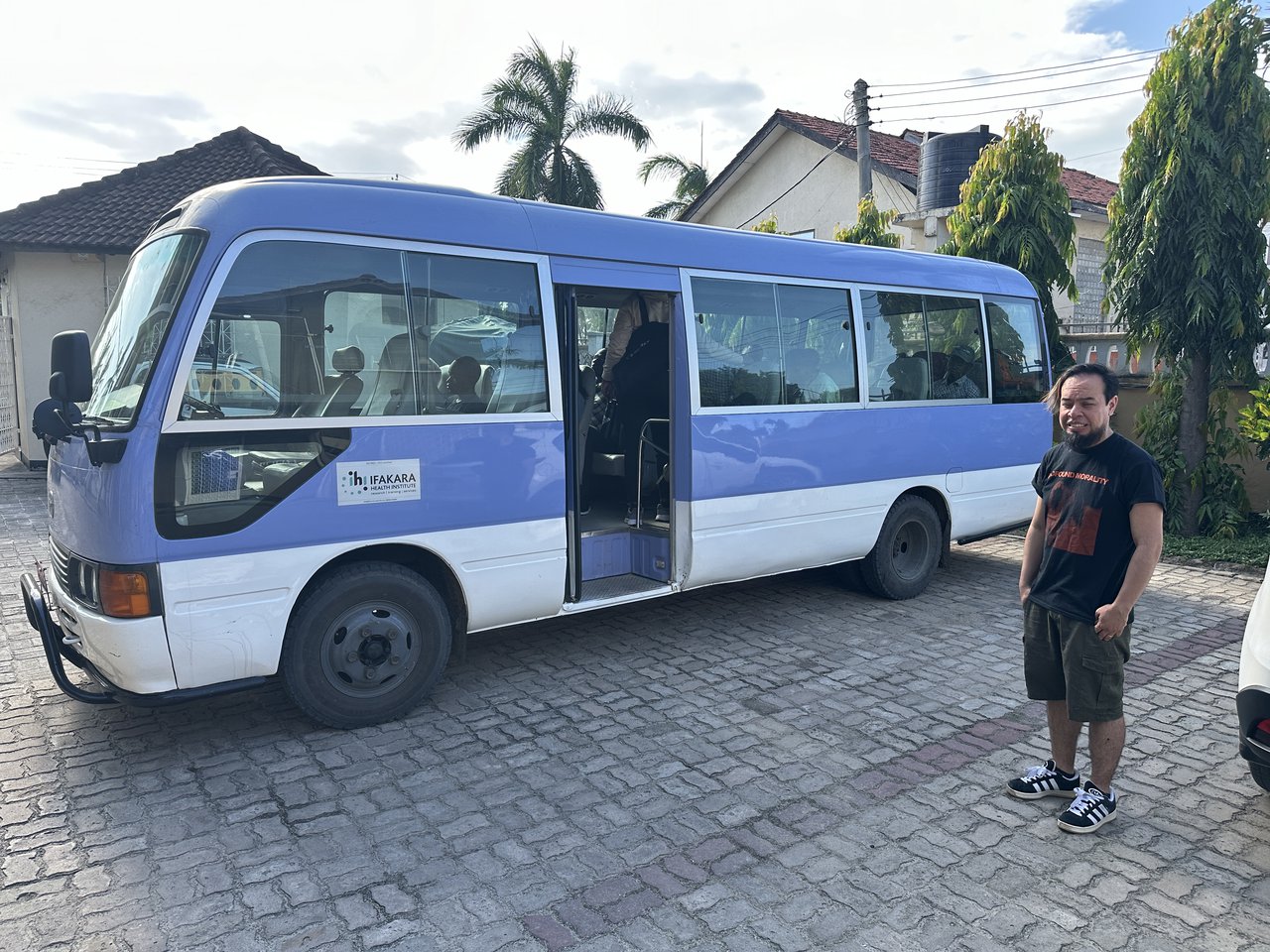 Mauro con el minibus que nos iba a llevar a Ifakara