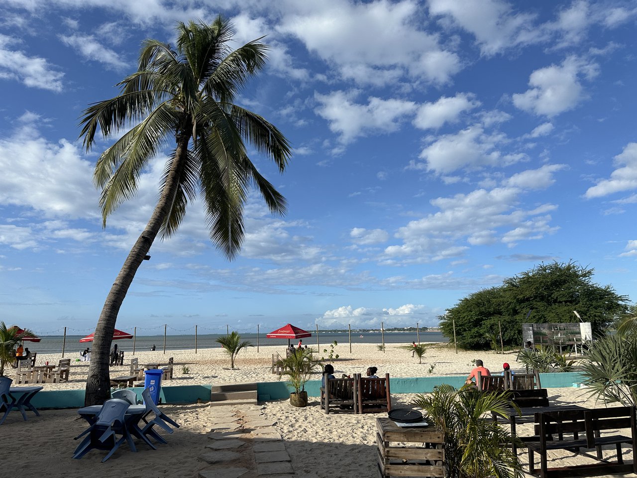 Relajándonos en la playa de Dar es Salaam después del vuelo