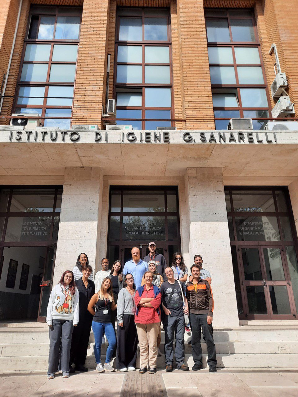 Foto de grupo con algunos asistentes